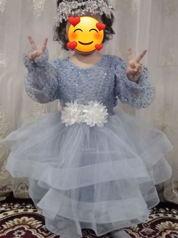 Kiyimlar sotiladi. Bolalar uchun kiyimlar