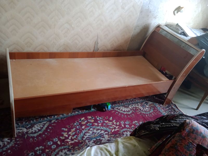 кровать продается . кровать продается .