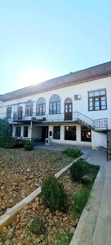 Двух этажный дом 14 комнат 8-соток Потолки 4 м Элитная махаля