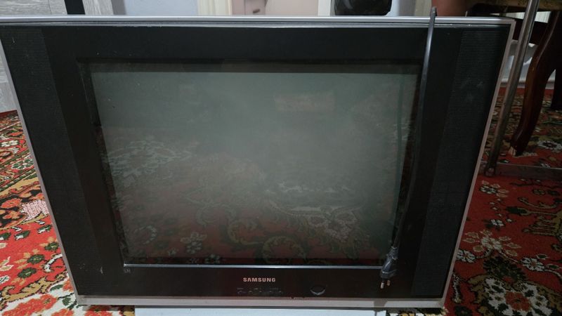 Телевизор б/у ишлиди. Савоб учун бервораман мухтожларга