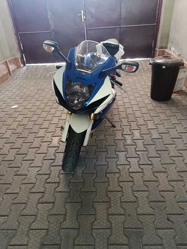 Продам мотоцикл Suzuki gsxr 750 L3 Продам мотоцикл Suzuki gsxr 750 L3