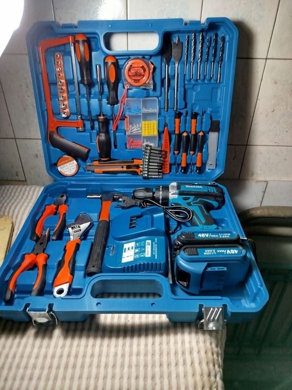 Продаю набор инструментов шуруповёрт ,,Makita новый звоните смело Продаю набор инструментов шуруповёрт ,,Makita новый звоните смело