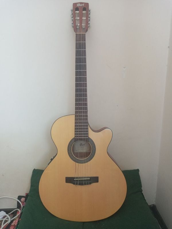 gitara deyarli yangi gitara deyarli yangi