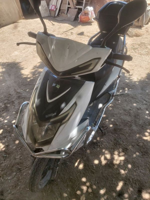 Skuter satiladi 6 akumilyatir