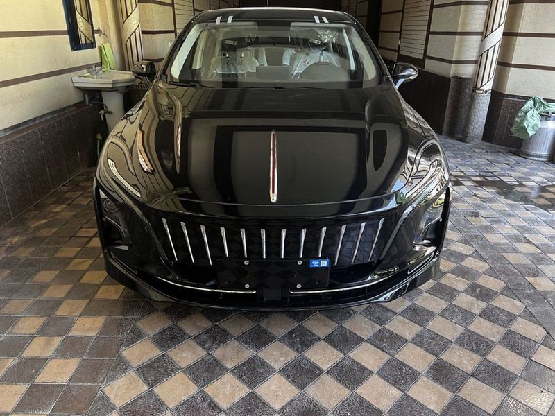 Hongqi Eqm5. 24-yil 450 km Hongqi Eqm5. 24-yil 450 km