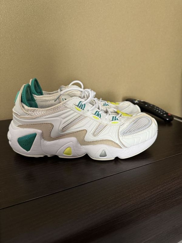 Мужский кроссовки adidas Мужский кроссовки adidas