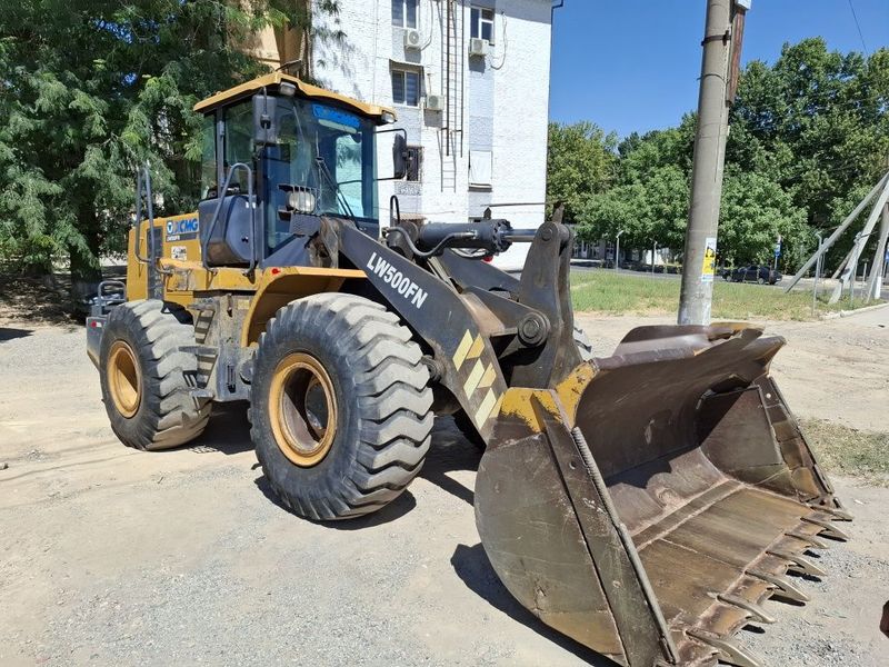 Погрузчик 3 кубали сотилади