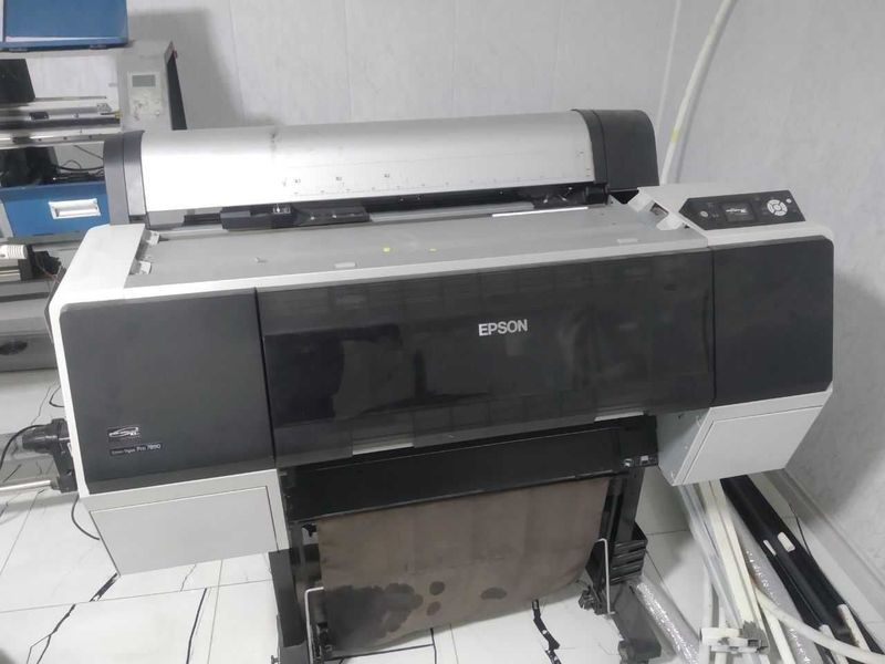 Epson 7890 printri sotiladi