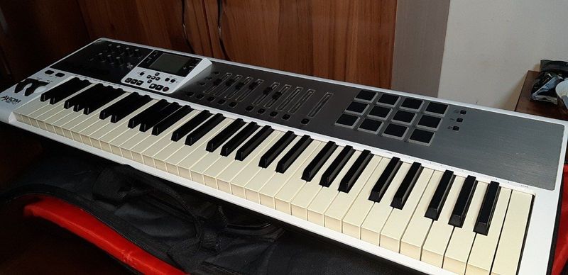 M-audio Axiom Air 61 миди сотилади M-audio Axiom Air 61 миди сотилади