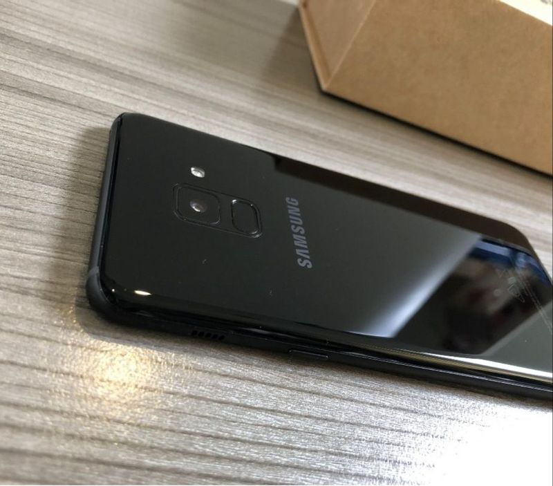 Samsung A8 (black) ideal