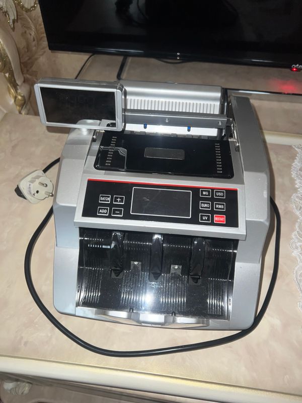 Pul sanidigan Mashinka sotiladi Pul sanidigan Mashinka sotiladi