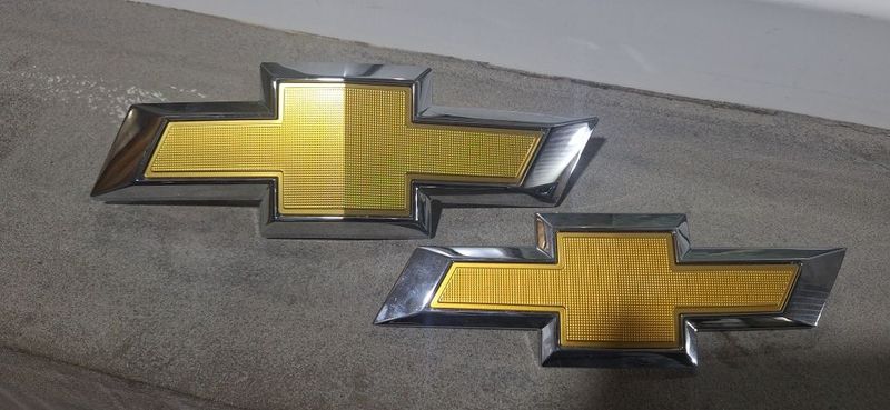 Tracker 2 oldi va orqa emblema sotiladi yang holatda original GM Tracker 2 oldi va orqa emblema sotiladi yang holatda original GM