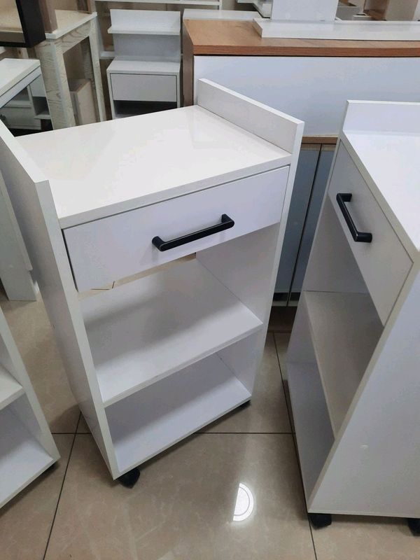Тумбочка помощница на роликах для салона красоты Тумбочка помощница на роликах для салона красоты