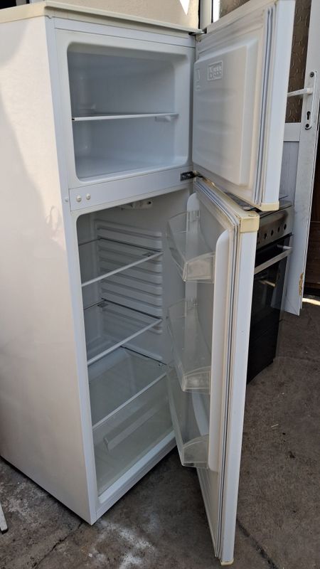 Срочно продаётся холодильник Срочно продаётся холодильник