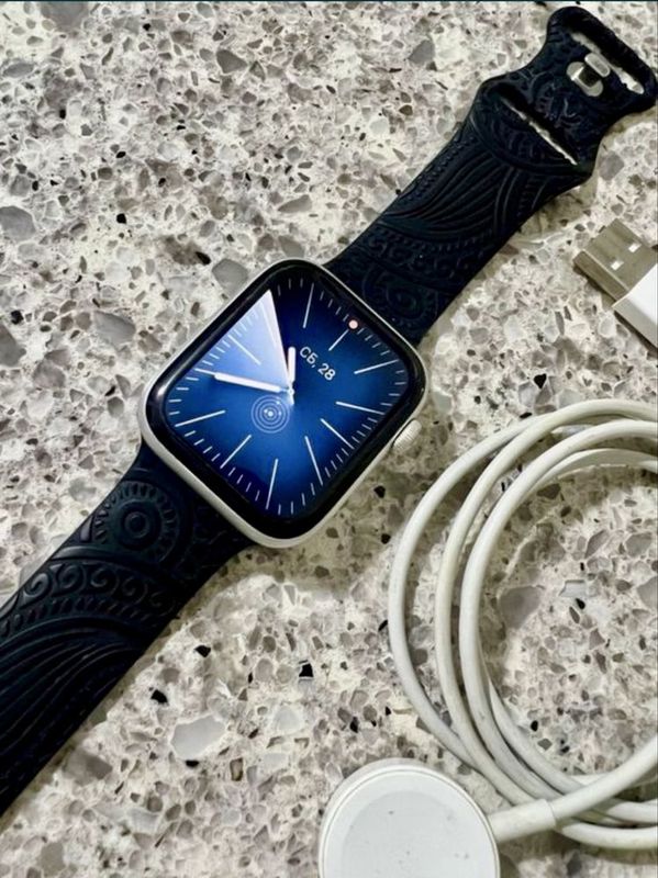 Apple Watch SE 44 MM Apple Watch SE 44 MM