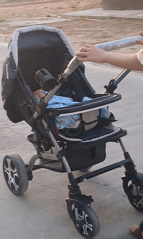 Kolyaska srochni sotiladi.