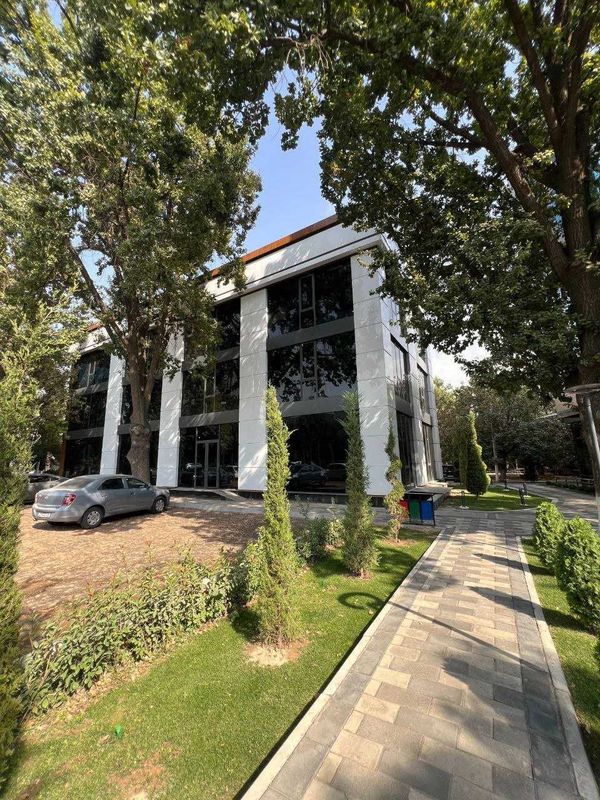 Продаётся отдельно стоящие здание 900м2 Ориентир: Ц6, вдоль дороги