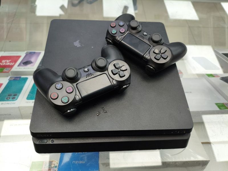 Продам б.у Playstation 4 1tb slim вместе с играми Продам б.у Playstation 4 1tb slim вместе с играми