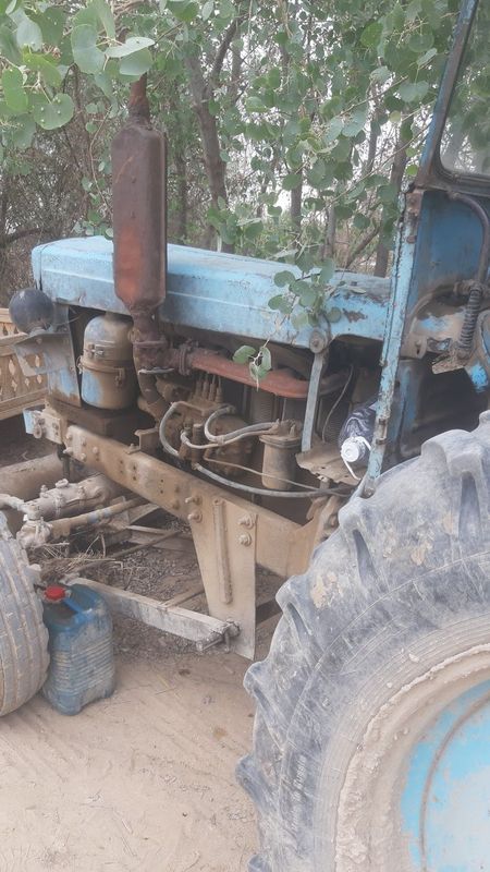 Traktor sotiladi soz holda hamma joyi ishlaydi