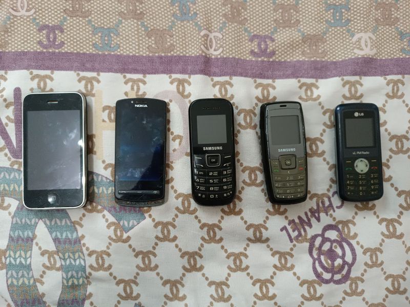 Telefonlar sotiladi hammasi atigi 100 ming so'm