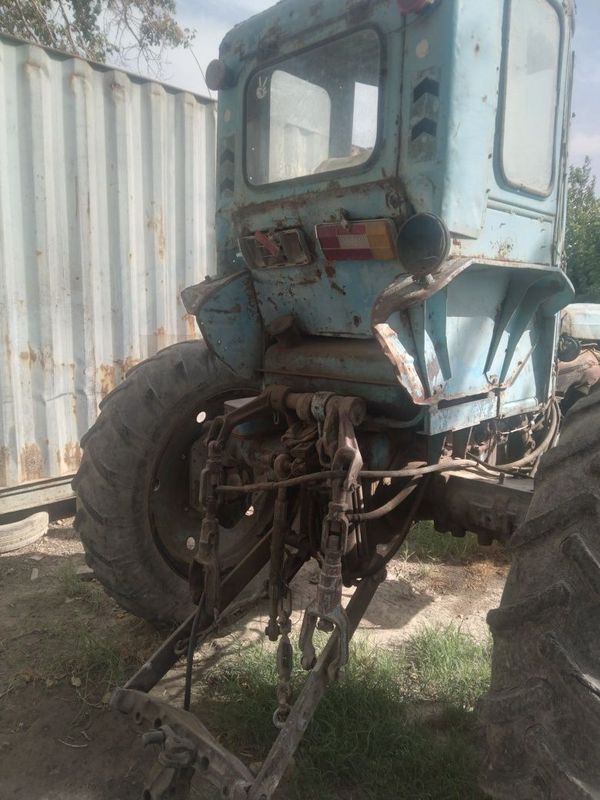 28 traktor hamma joyi ishlaydi