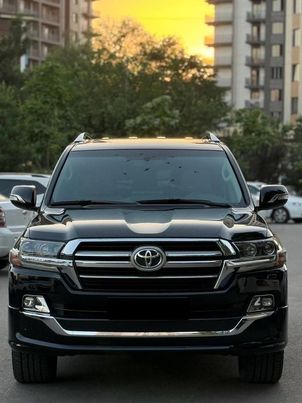 Продаю Toyota Lend Cruiser 200 Продаю Toyota Lend Cruiser 200
