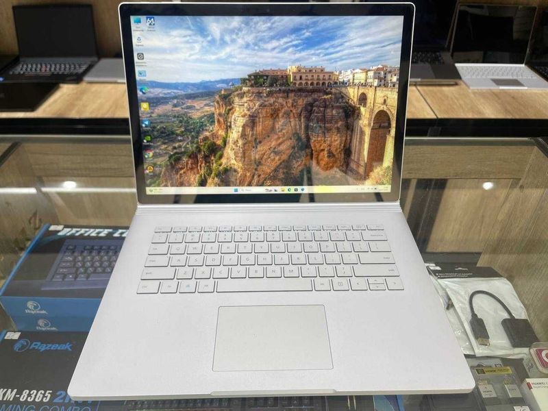 Microsoft Surface Book 2 CORE i7-8650U GTX 1060 6gb ram 16 ssd 256