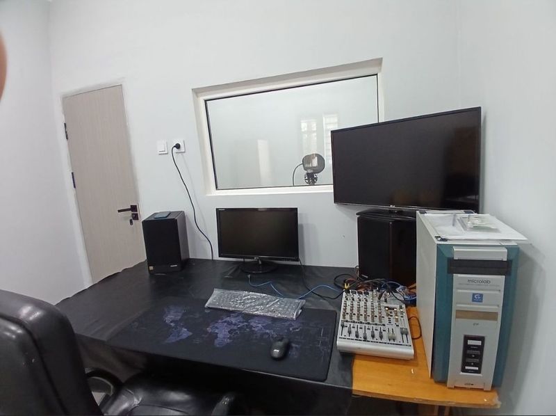 Ovoz yozish studiyasi Ovoz yozish studiyasi