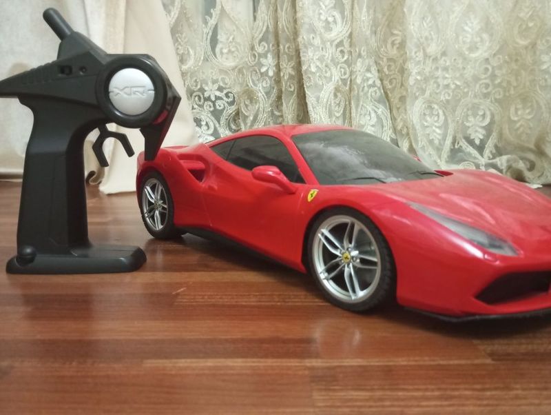 Машинка на радиоуправлении Ferrari