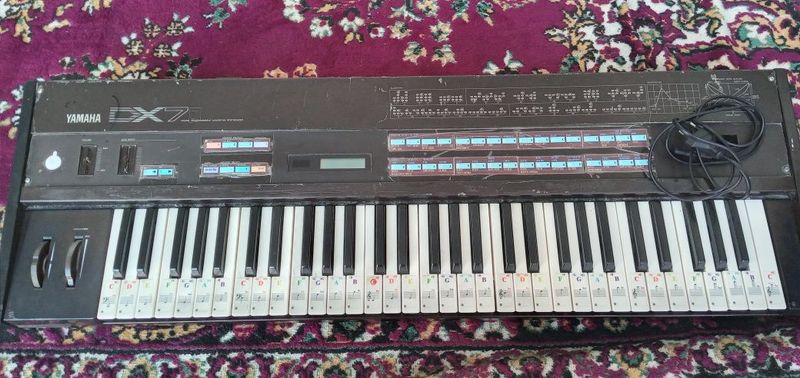 Yamaha DX7 xolati yaxshi