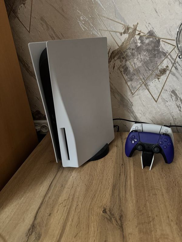 Playstation 5 Fat ikkta pulti va stansiasi bilan Playstation 5 Fat ikkta pulti va stansiasi bilan
