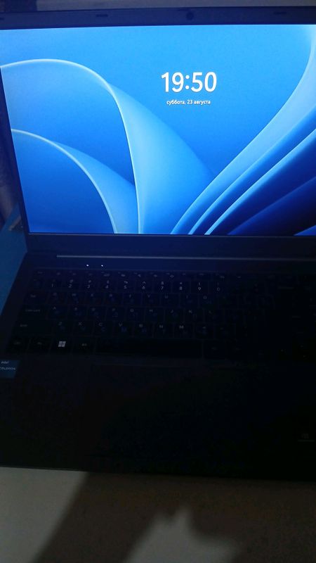 aser core i3 8gb 512.  yangi.   3.300.ming