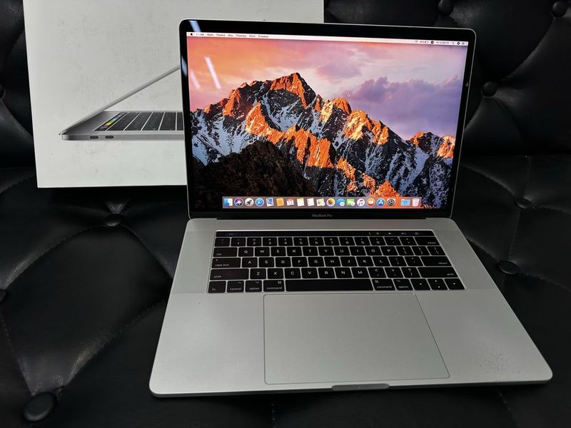 Apple MacBook Pro 2017 года в среднем состояние