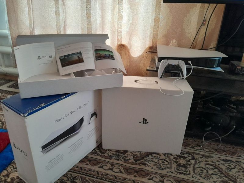 PS5 diskovodlik ideal yangi o'yinlar yozilgan original djoystik bor.