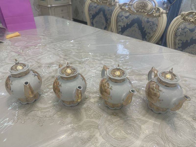 Чайники из фарфора 4 шт, новые Чайники из фарфора 4 шт, новые