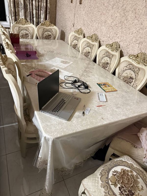 Срочно продам сто и 12 стульев. Срочно продам сто и 12 стульев.