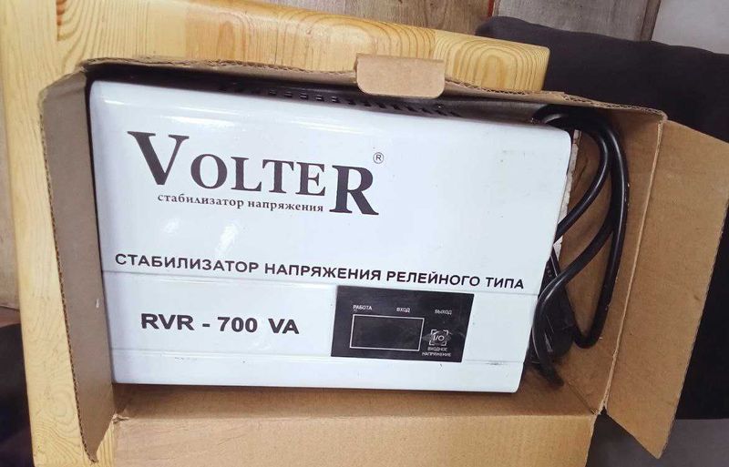 Стабилизатор напряжения VoltER RVR-700 VA (релейного типа)