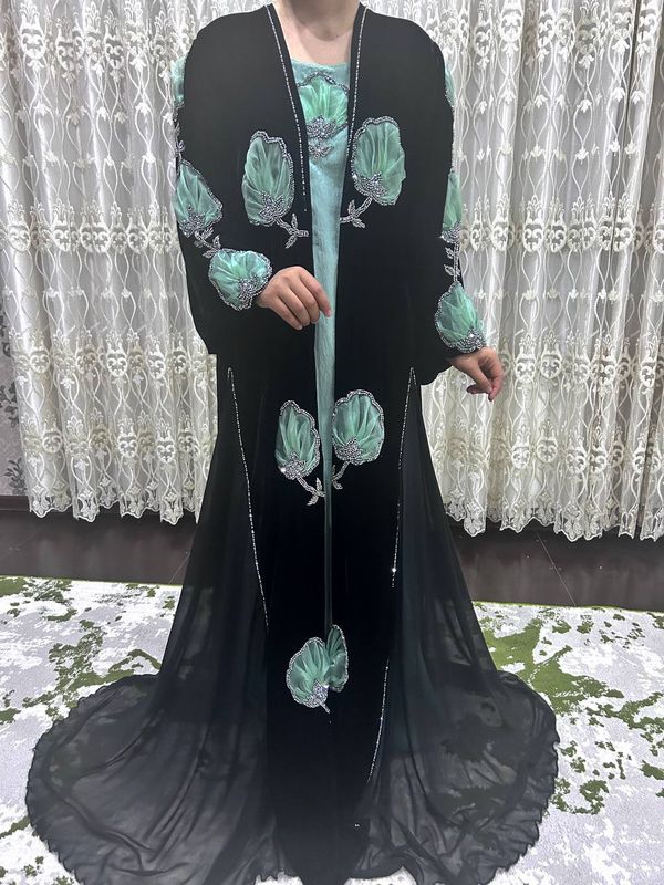 Yangi kiyilmagan dubai Abaya sotiladi Yangi kiyilmagan dubai Abaya sotiladi