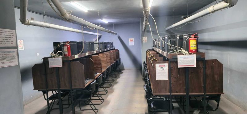 Продаётся 28 компьютеров с гарнитурой и мебелью. Продаётся 28 компьютеров с гарнитурой и мебелью.