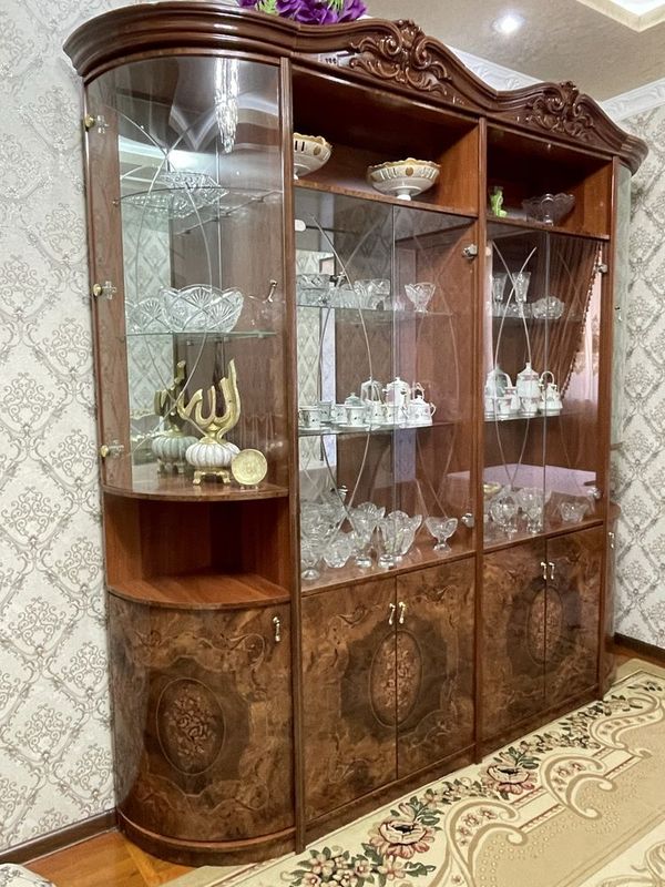 Продаю стенку в гостиную в классическом стиле