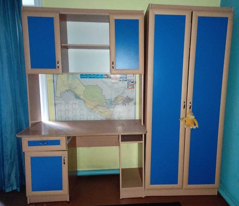 Шкафы и стол детской мебели Шкафы и стол детской мебели