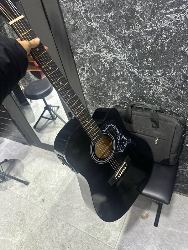 Gitara ALMIRES qora ranggi qoshiq kuylashga Juda qiziq va yoqadi Gitara ALMIRES qora ranggi qoshiq kuylashga Juda qiziq va yoqadi