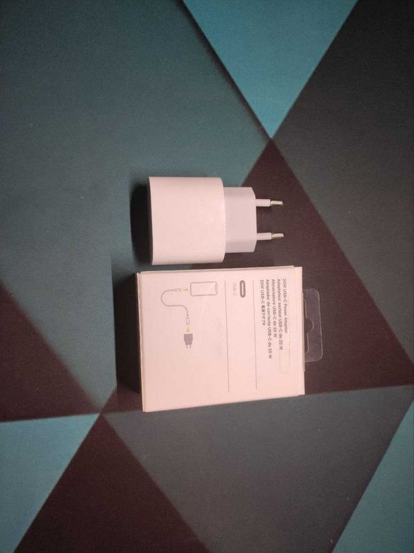 Адаптер Apple 20W USB-C White Адаптер Apple 20W USB-C White