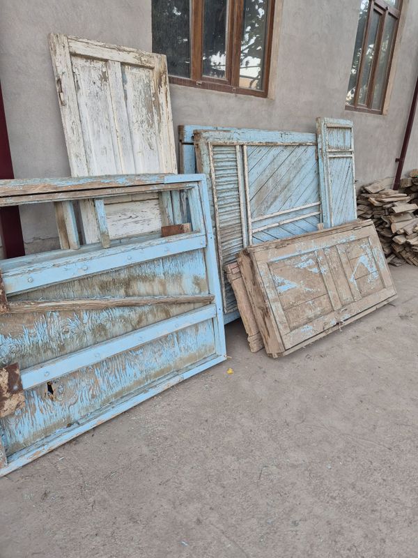 Болор, чёрныйпотолок.