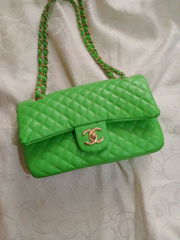 Sumka ayollar uchun (Chanel), yelkaga osadigan Sumka ayollar uchun (Chanel), yelkaga osadigan