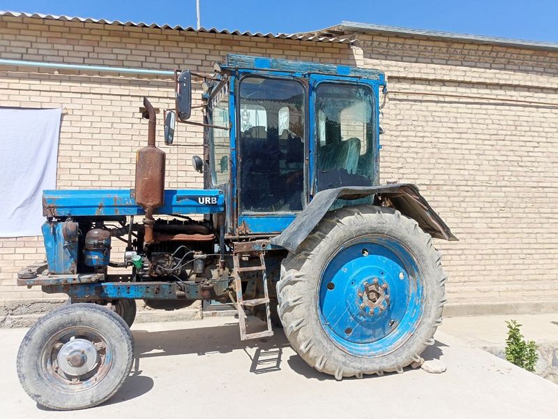 Traktor sotiladi