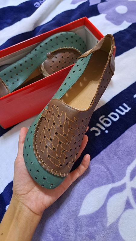Yangi oyoq kiyim.Razmer 37ga keladi.150.000 ming Yangi oyoq kiyim.Razmer 37ga keladi.150.000 ming