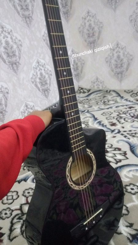 Guitar sotiladi Guitar sotiladi
