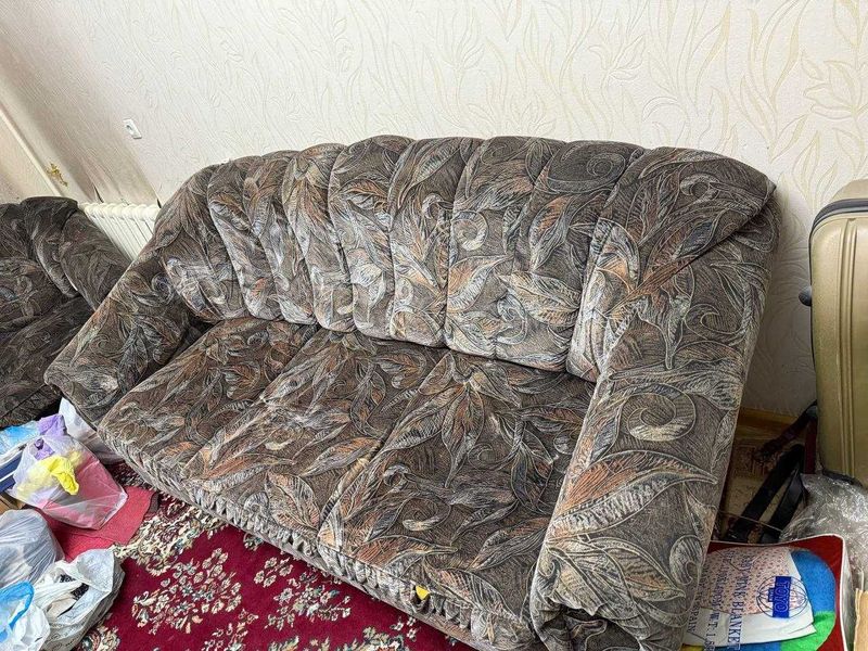 Продам комплект мягкой мебели (диван и кресла) Продам комплект мягкой мебели (диван и кресла)