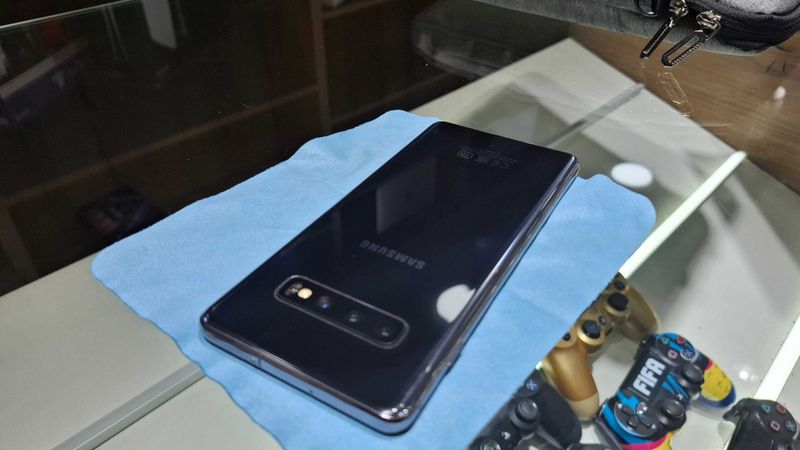 Samsung s10+ 8/128 karobka dakument bor 2 simkartali Samsung s10+ 8/128 karobka dakument bor 2 simkartali